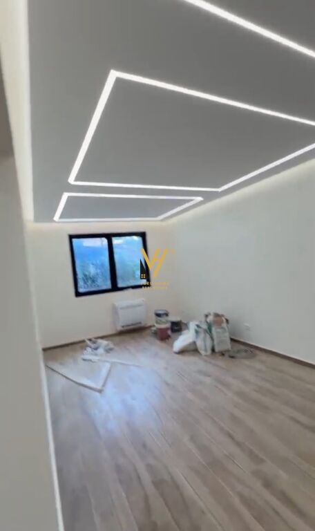 Ambient biznesi me qera në Tregu Elektrik, Tiranë, 90 m². Foto 1 nga 3