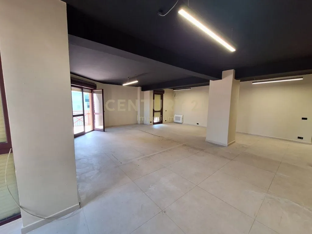 Ufficio in affitto a Parlamenti, Tirana, 150 m². Foto 1 di 9
