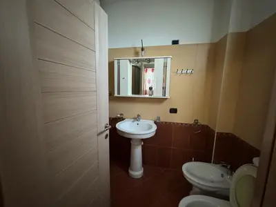 Apartament 2+1 me qera në Qendra e Formimit Profesional ish URT, Durrës, 120 m². Foto 8 nga 9