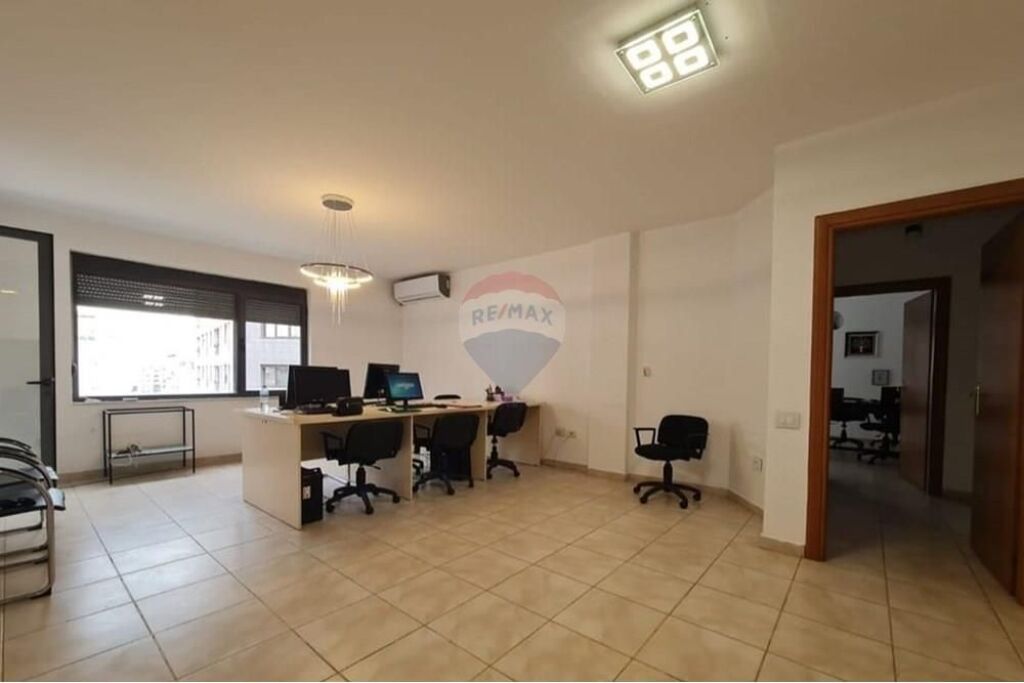 Ufficio in affitto a Rruga e Barrikadave, Tirana, 137 m². Foto 2 di 3
