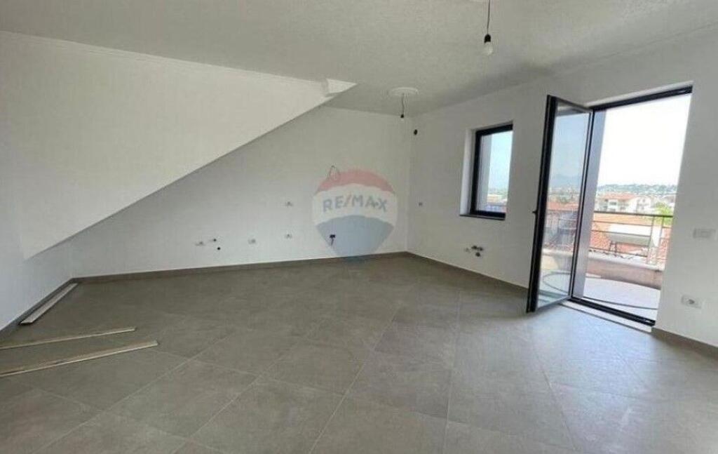Villa for sale in Kombinat, Tirana, 213 m². Photo 2 of 3