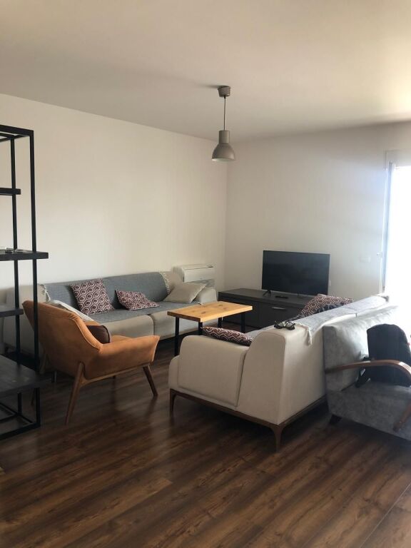 Apartment 1+1 for rent in 21 Dhjetori, Tirana, 98 m². Photo 1 of 3