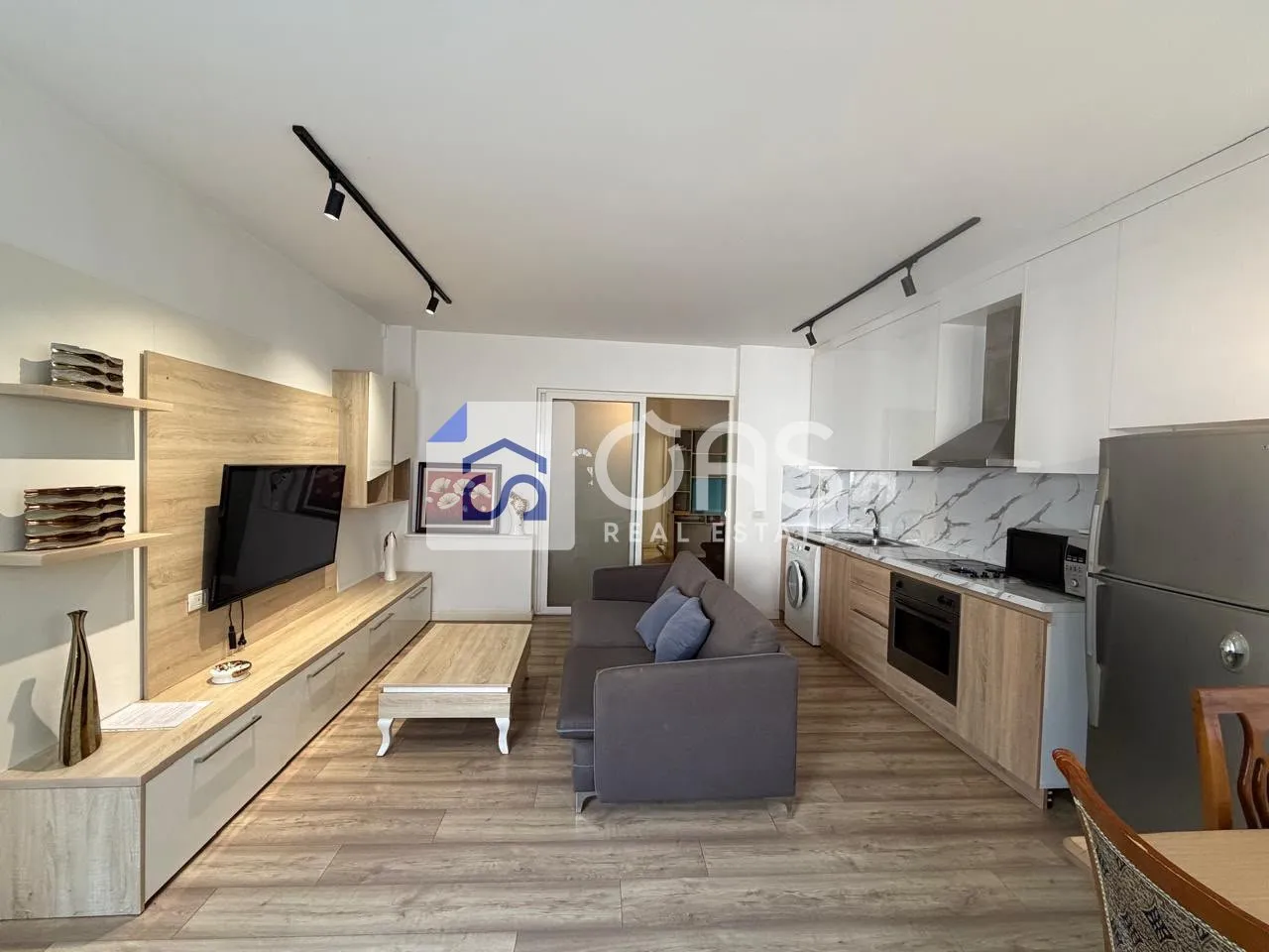 Apartament 1+1 me qera në Rruga e Barrikadave, Tiranë, 65 m². Foto 1 nga 6