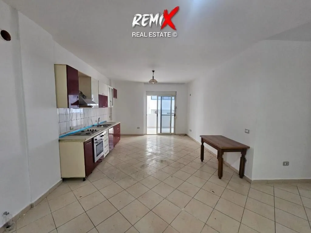 Apartament 2+1 me qera në Rruga Mujo Ulqinaku, Durrës, 120 m². Foto 1 nga 9