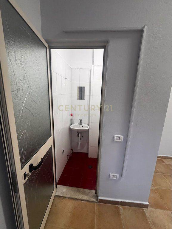 Locale commerciale in affitto a Rruga Fortuzi, Tirana, 28 m²