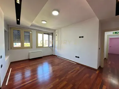 Zyrë me qera në Rr. Zef Jubani, Tiranë, 175 m². Foto 7 nga 12
