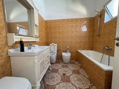 Apartament 2+1 me qera në Rruga Him Kolli, Tiranë, 98 m². Foto 6 nga 9