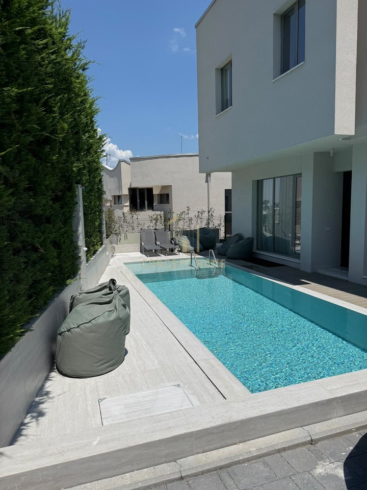 Villa in affitto a Liqeni i Thatë, Tirana, 275 m². Foto 1 di 3