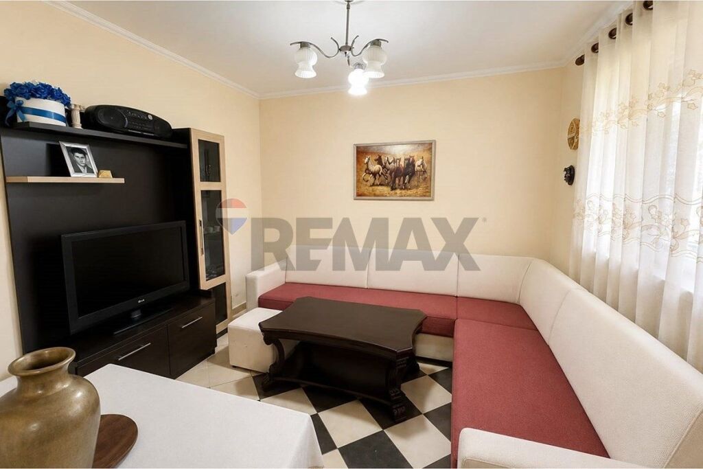 Apartment for sale in Kombinat, Tirana, 44 m². Photo 1 of 3