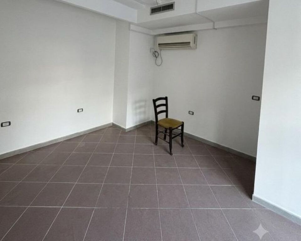 Locale commerciale in affitto a Myslym Shyri, Tirana, 20 m². Foto 1 di 3