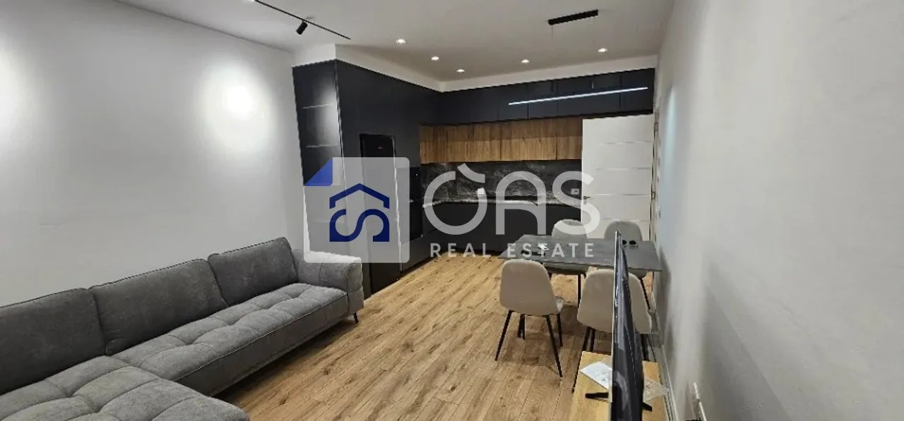 Apartament 2+1 me qera në 5 Maj, Tiranë, 88 m². Foto 1 nga 8