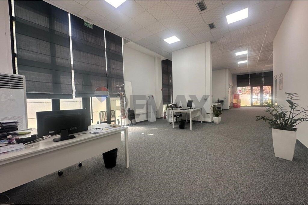 Negozio in vendita a Rruga e Barrikadave, Tirana, 423 m². Foto 2 di 3