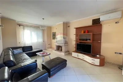 Apartment 4+1 for rent in Qendër, Vlorë, 120 m². Photo 2 of 12
