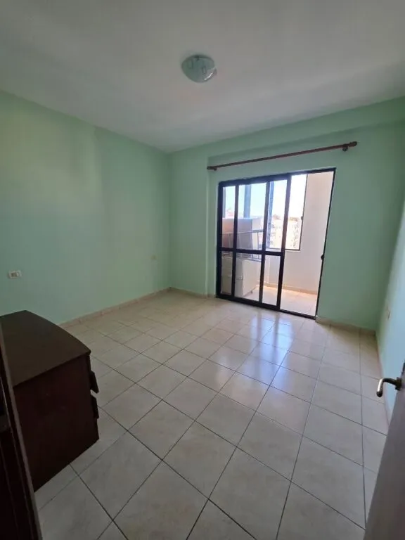 Apartament 1+1 me qera në Yzberisht, Tiranë, 60 m². Foto 1 nga 8