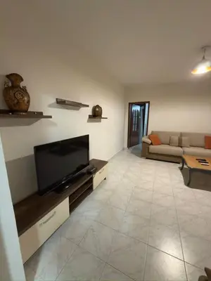 Apartament 1+1 me qera në Pallati me Shigjeta, Tiranë, 75 m². Foto 6 nga 8