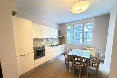 Apartament 1+1 me qera në Blloku, Tiranë, 75 m². Foto 2 nga 4