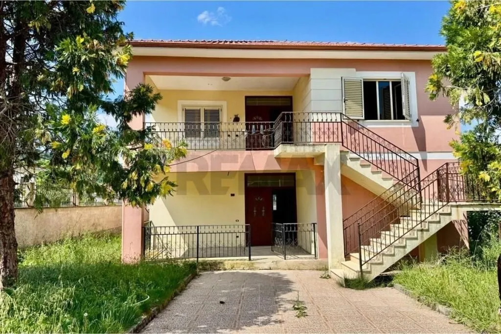 Vilë në shitje në Xhamia Pezë Helmes, Tiranë, 500 m². Foto 1 nga 5