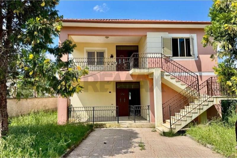 Villa for sale in Xhamia Pezë Helmes, Tirana, 500 m²