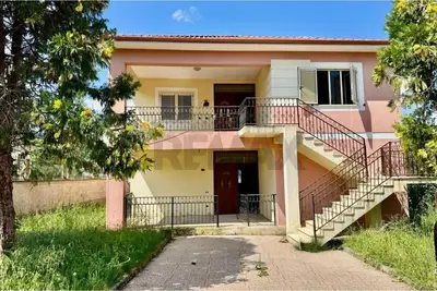 Vilë në shitje në Xhamia Pezë Helmes, Tiranë, 500 m². Foto 1 nga 5
