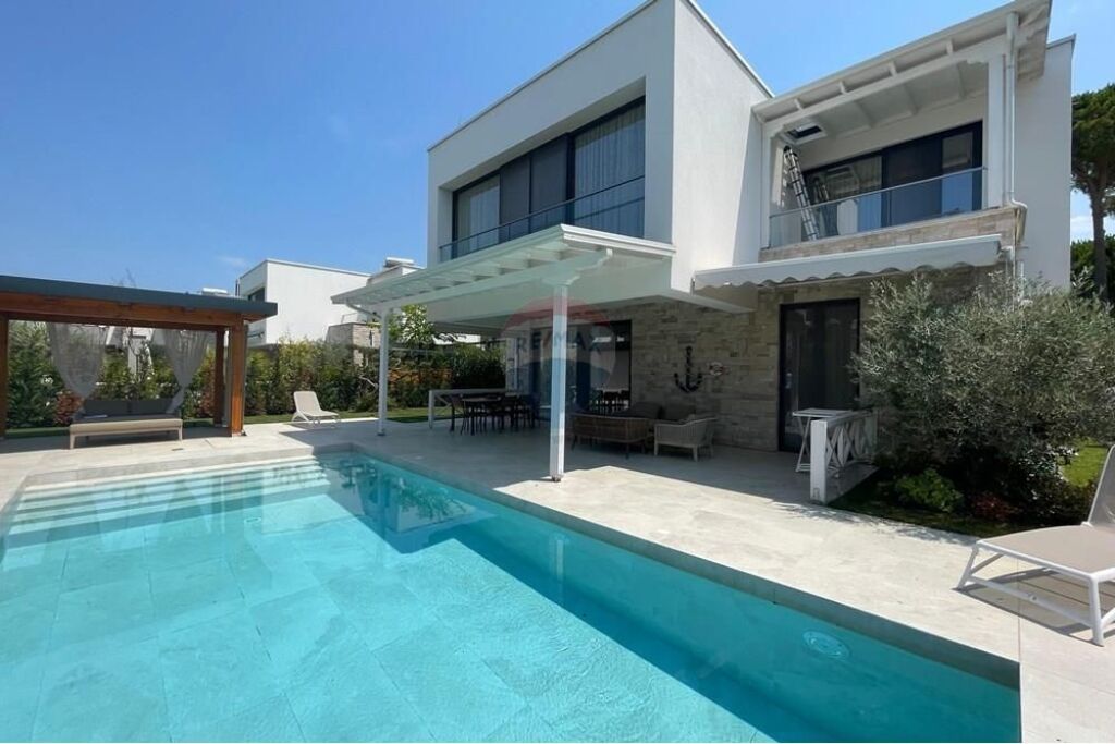 Villa for sale in Gjiri i Lalzit, Durrës, 380 m². Photo 2 of 3
