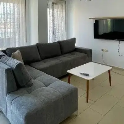 Apartament 1+1 me qera në Rruga Him Kolli, Tiranë, 70 m². Foto 2 nga 4
