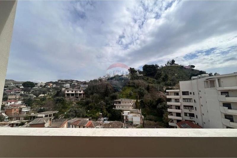 Appartamento 1+1 in vendita a Xhamia Neshat Pashaj, Valona, 50 m²