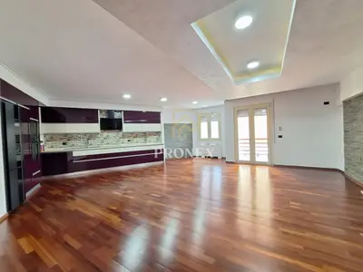 Zyrë me qera në Sheshi Willson, Tiranë, 163 m². Foto 1 nga 10