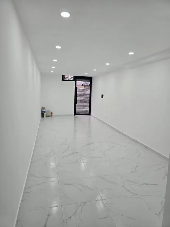 Negozio in vendita a Vasil Shanto, Tirana, 48 m². Foto 1 di 8