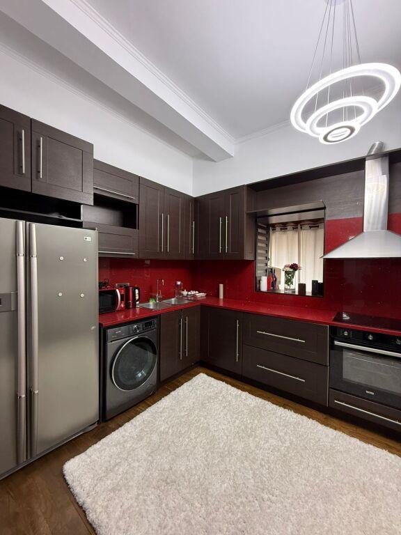 Apartament 2+1 me qera në Rruga e Barrikadave, Tiranë, 120 m². Foto 3 nga 10