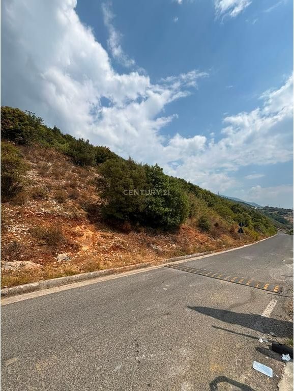 Tokë në shitje në Rruga Shkozë - Lanabregas, Tiranë, 2 500 m². Foto 1 nga 2