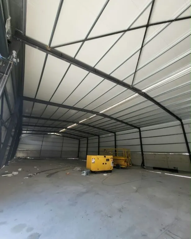 Magazinë me qera në Yrshek, Tiranë, 670 m². Foto 1 nga 9