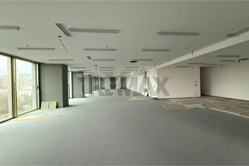 Ufficio in affitto a Downtown One, Tirana, 1.570 m². Foto 1 di 4