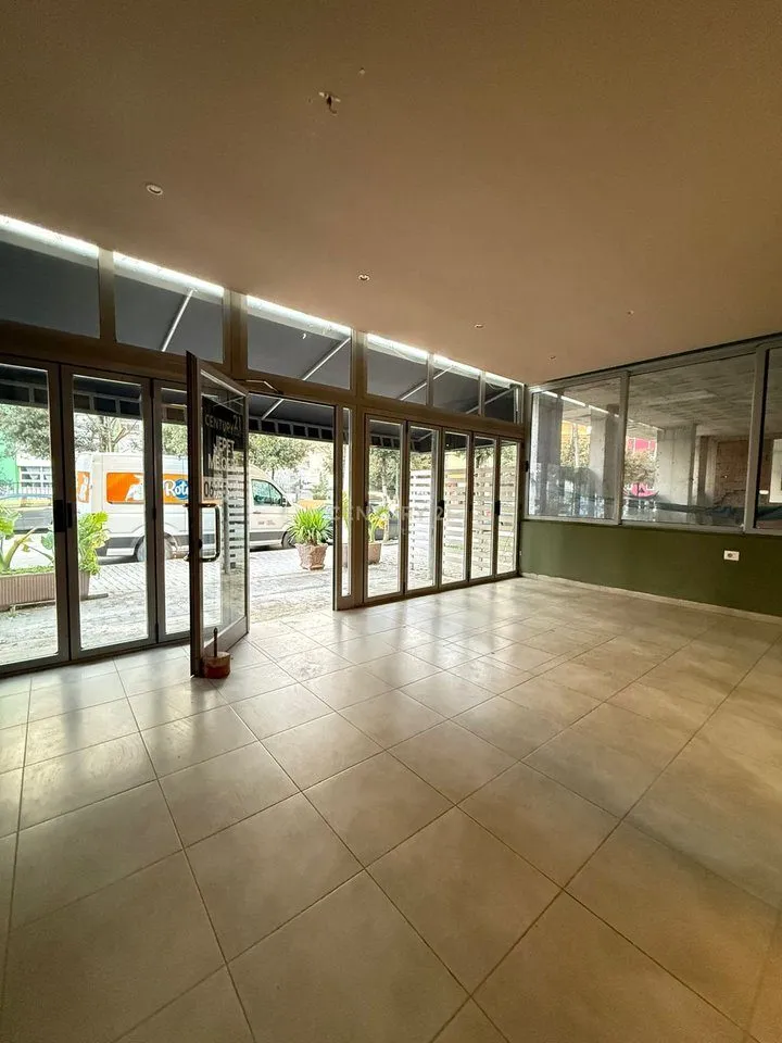 Locale in affitto a Kuzum Baba, Valona, 100 m². Foto 1 di 7