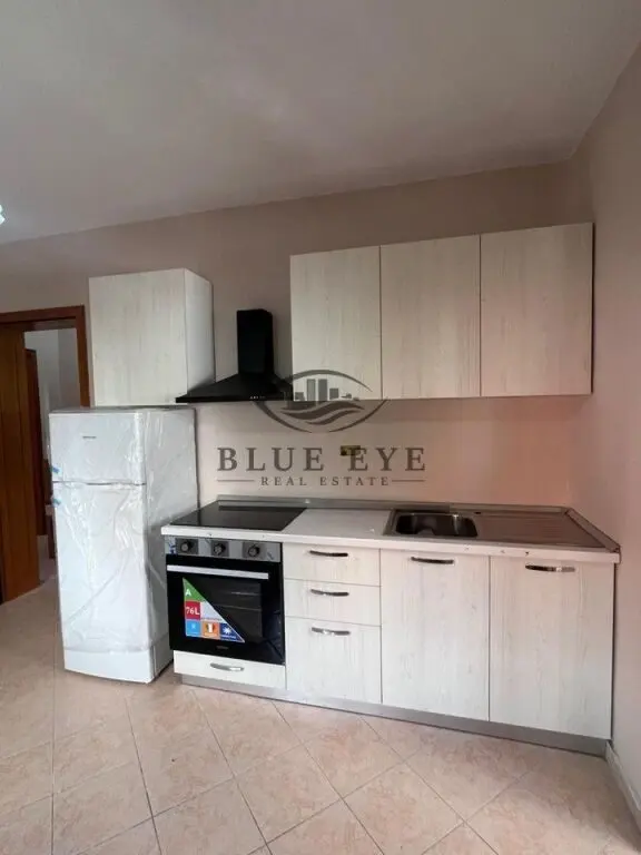 Appartamento 2+1 in affitto a Muzeu i Dëshmorëve dhe Salla e Relikeve të Luftës, Durazzo, 70 m²