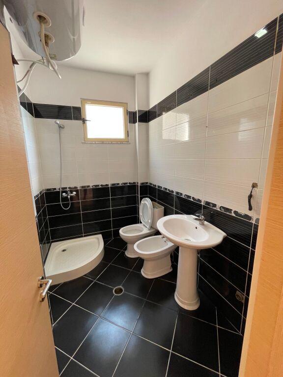 Apartament 2+1 në shitje në Rruga Andon Profka, Fier, 100 m². Foto 3 nga 6