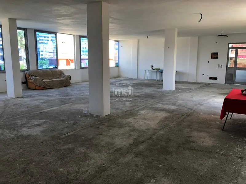 Locale commerciale in affitto a Kryqi i Kuq, Durazzo, 400 m²