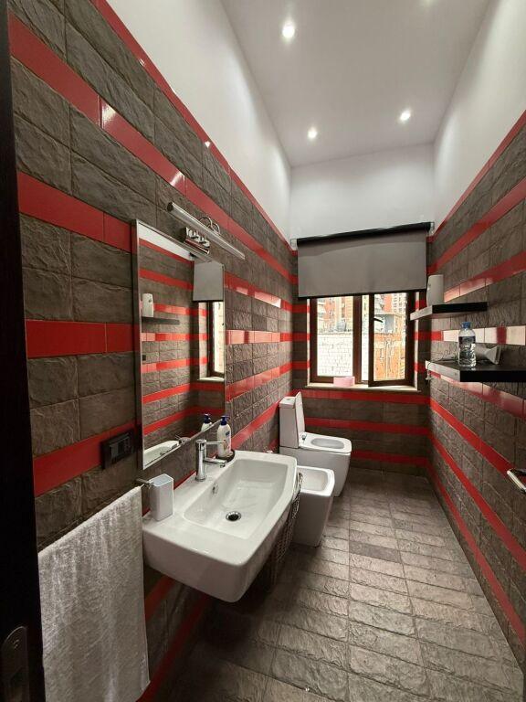Apartament 2+1 me qera në Rruga e Barrikadave, Tiranë, 120 m². Foto 4 nga 10