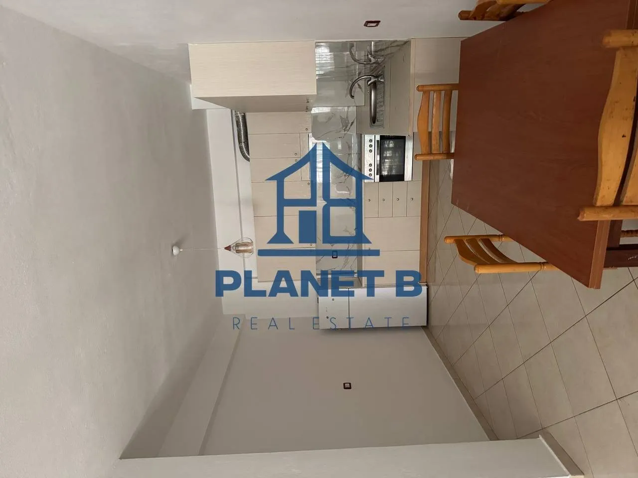 Apartament 2+1 me qera në Lagjia 28 Nentori, Vlorë, 110 m². Foto 1 nga 8