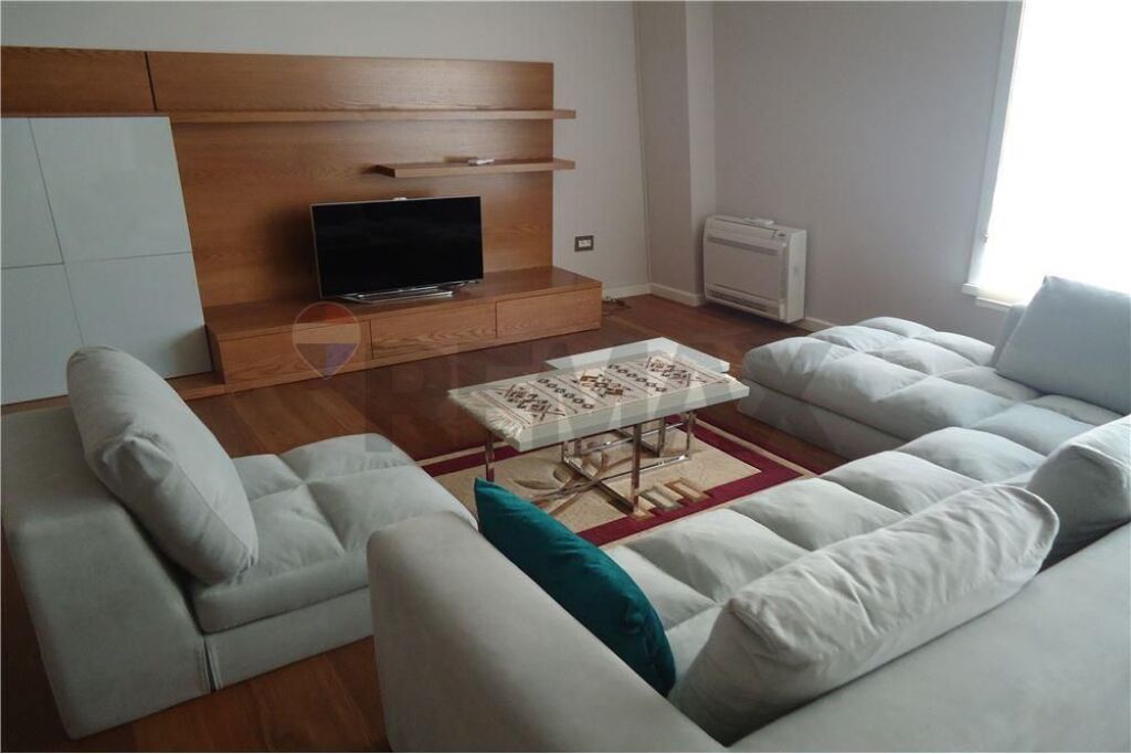 Appartamento in affitto a Blloku, Tirana, 220 m². Foto 1 di 3