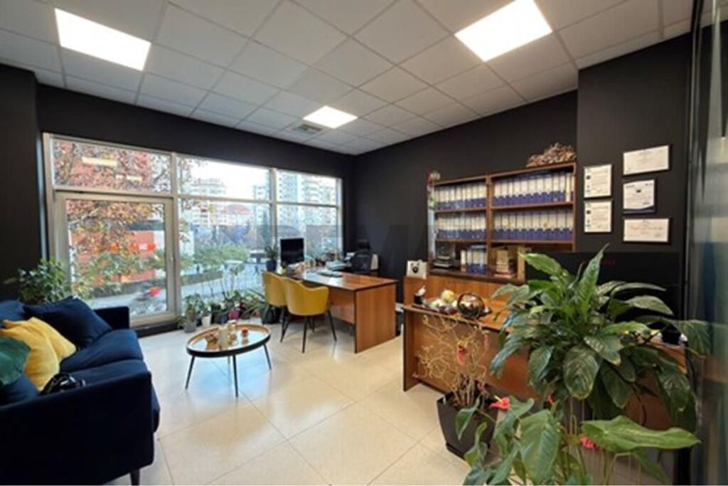Ufficio in affitto a Kompleksi Delijorgji, Tirana, 250 m². Foto 1 di 3