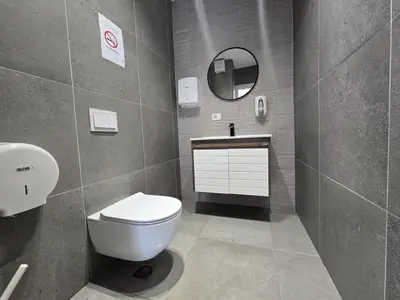 Ufficio in affitto a Rruga e Barrikadave, Tirana, 143 m². Foto 8 di 9