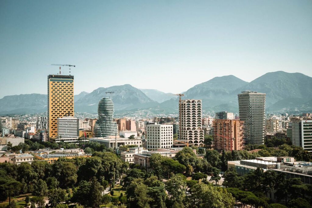 Locale commerciale in vendita a 9 Katëshet, Tirana, 66 m²