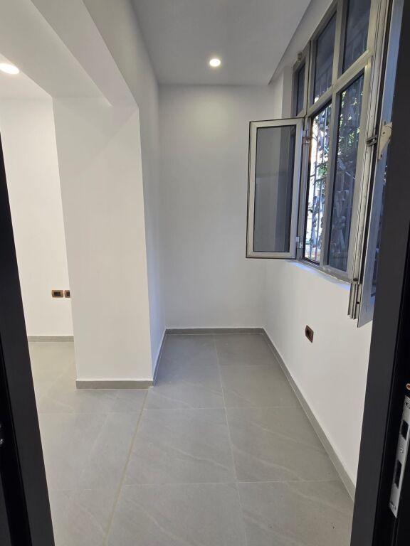 Dyqan në shitje në Bulevardi Zhan D’Ark, Tiranë, 52 m². Foto 3 nga 4