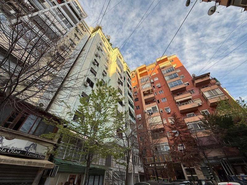 Shop for sale in Komuna e Parisit, Tirana, 18 m²