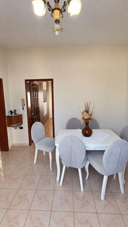 Apartament 2+1 me qera në Rruga Fuat Toptani, Tiranë, 95 m². Foto 7 nga 8