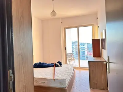 Apartament 2+1 me qera në Pallatet Cabej, Tiranë, 85 m². Foto 2 nga 5