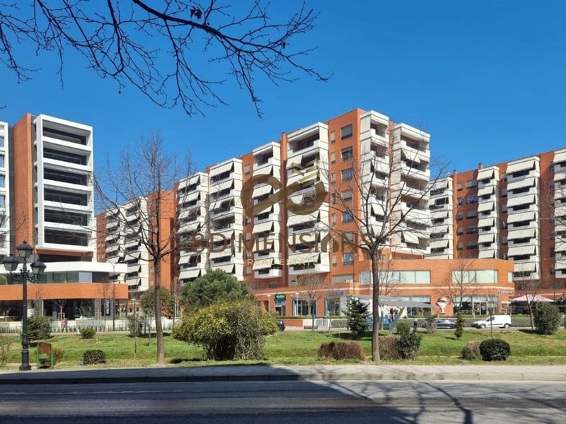 Negozio in vendita a Kompleksi Delijorgji, Tirana, 166 m²