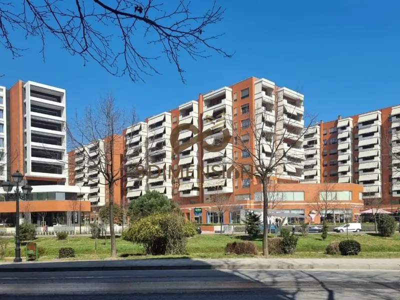 Negozio in vendita a Kompleksi Delijorgji, Tirana, 166 m²