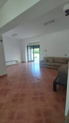 Negozio in vendita a Fier, 63 m². Foto 2 di 9
