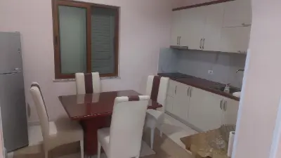 Casa indipendente 3+2 in affitto a Fresku, Tirana, 150 m². Foto 7 di 12